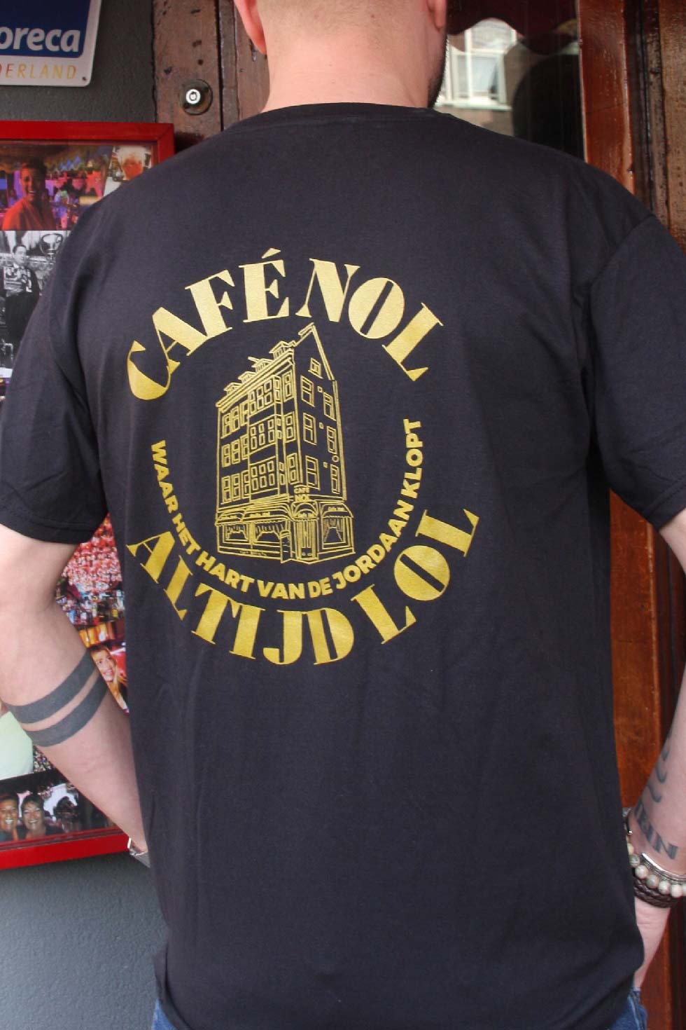 Pijl Carry Ontleden Heren T-Shirt - Zwart logo Goud achterzijde - Cafe Nol Amsterdam